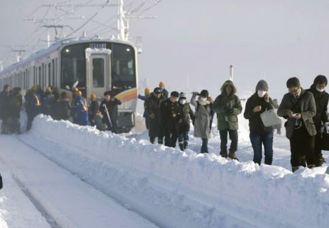 Jepang Badai Salju, 400 Orang Terjebak di Kereta