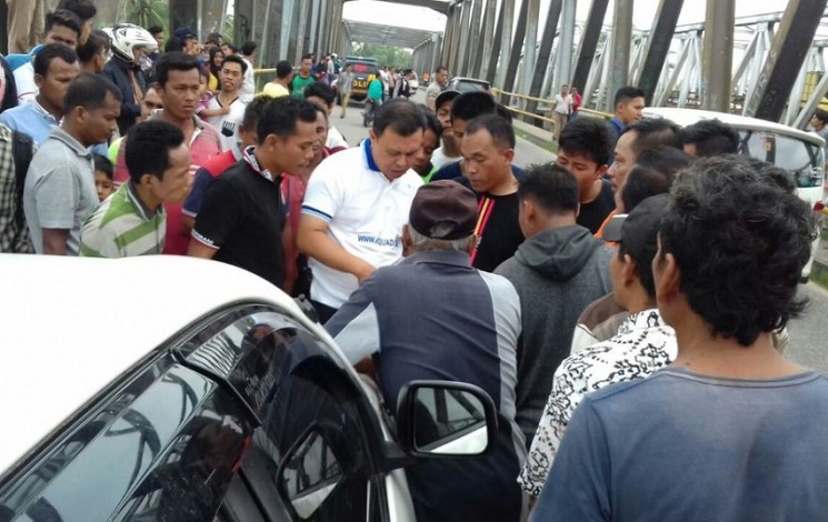 Ini Kronologi Pengejaran Mobil Pelaku yang Meloncat dari Jembatan Danau Bingkuang