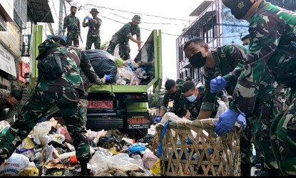 300 TNI-Polri Angkut Sampah yang Tak Kunjung Ditangani Pemko Pekanbaru
