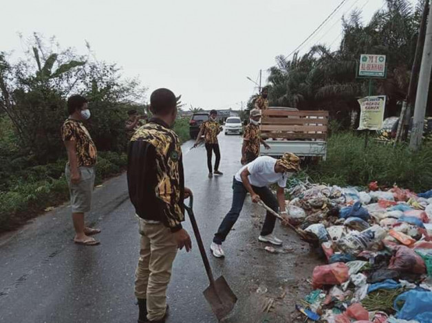 Angkatan Muda Partai Golkar Riau Gotong Royong Bersihkan Sampah di Pekanbaru