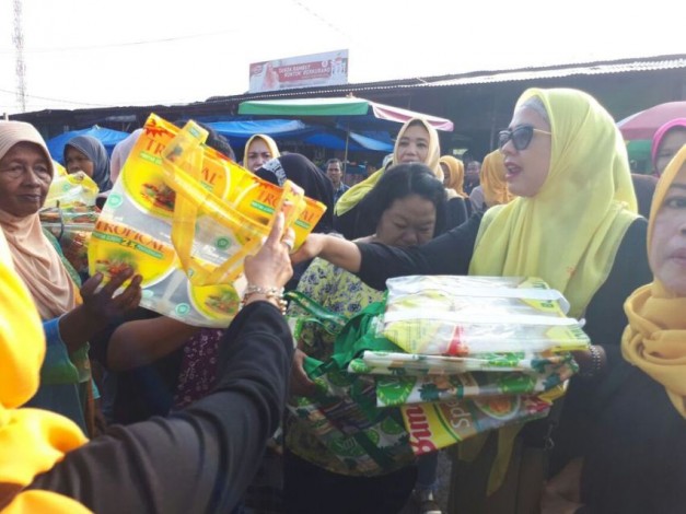 Iwapi Riau Bagikan Tas Ramah Lingkungan dan Bibit ke Warga di Pasar Pagi Arengka