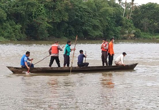 Cari Pasir Tengah Malam, Warga Kampung Godang Terseret Arus Sungai Kampar