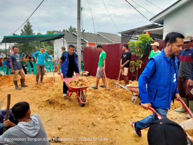 Demokrat Pekanbaru Gotong Royong Perbaiki Akses Jalan ke Musala dan Sekolah di Tuah Madani