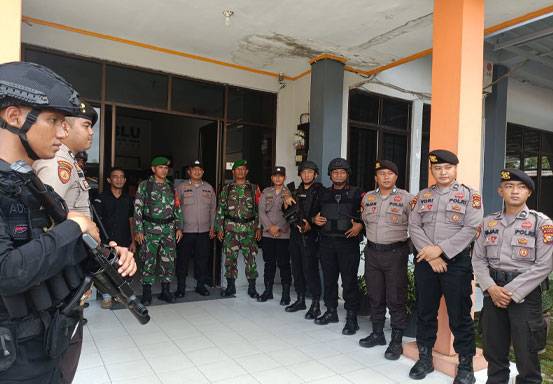 Jelang Pencoblosan, Polisi Bersenjata Cek Keamanan Kantor dan Gudang Logistik KPU Pekanbaru