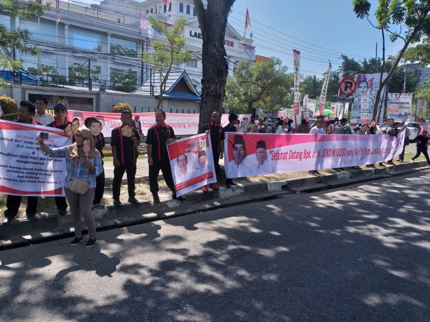 Simpatisan Jokowi Gelar Aksi Bentang Spanduk Tak Jauh dari Lokasi Kampanye Akbar Prabowo