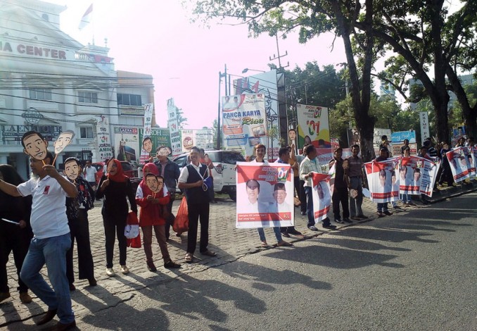 Relawan Jokowi Gelar Aksi di Depan Kantor TKD