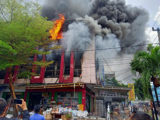 Toko Manekin di Jalan Ahmad Yani Terbakar, Damkar Turunkan 10 Armada