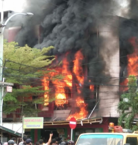 BREAKING NEWS! Ruko 3 Lantai di Jalan Ahmad Yani Pekanbaru Terbakar