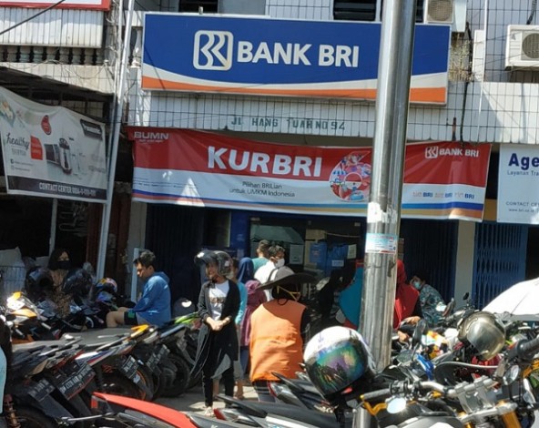 Jelang PSBB Diterapkan, Sejumlah Warga Pekanbaru Datangi Bank dan ATM
