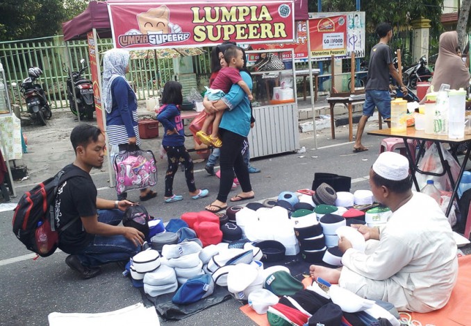 Pedagang Pakaian Muslim Ramai di CFD