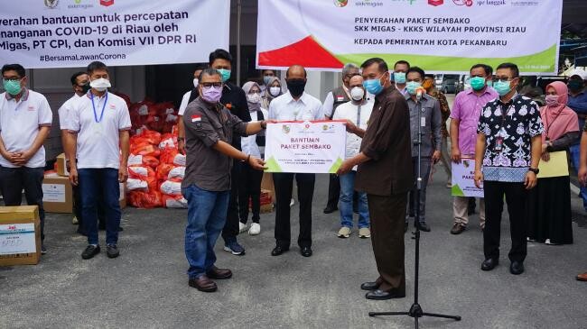 SKK Migas-BOB PT BSP Pertamina Hulu Serahkan Bantuan Covid-19 ke Walikota Pekanbaru