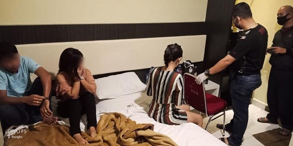 Diduga Pesta Miras di Kamar Hotel, Lima Pasangan Diamankan di Rohil