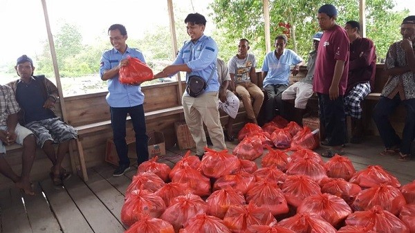 Ringankan Beban Nelayan, HNSI Meranti Serahkan Ratusan Paket Sembako