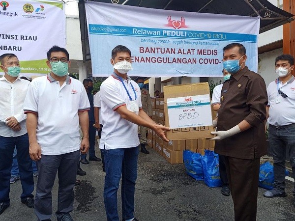 Relawan Peduli Covid-19 Riau Serahkan Sembako dan APD untuk BPBD Pekanbaru