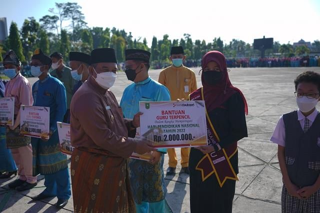 Hardiknas 2022, 6 Guru Daerah Terpencil di Riau Ini Terima Penghargaan