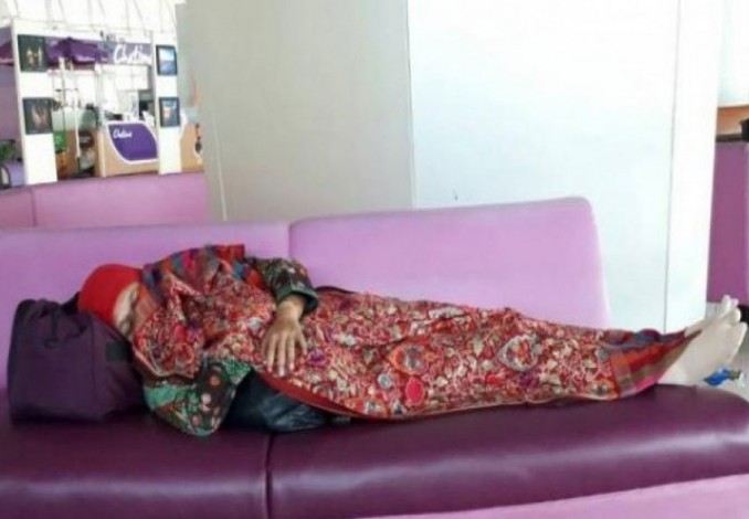 Foto Mensos Tidur di Ruang Tunggu Bandara Viral di Internet