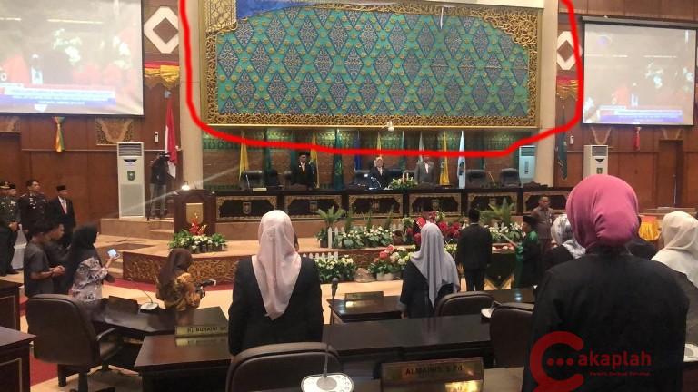 Backdrop Sidang Paripurna DPRD Riau Dirobek Orang Tak Dikenal, Siapa Pelakunya?