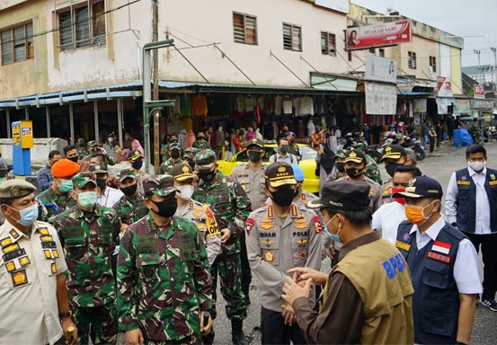 Panglima TNI dan Kapolri Cek Penerapan Protokol Kesehatan di Pasar Kodim