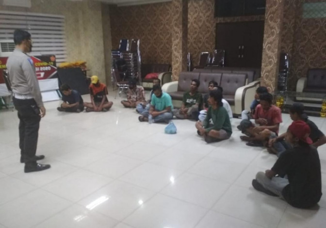 Polisi Tangkap 64 Preman di Pekanbaru, Ditemukan Senjata Tajam dan Senpi Mainan
