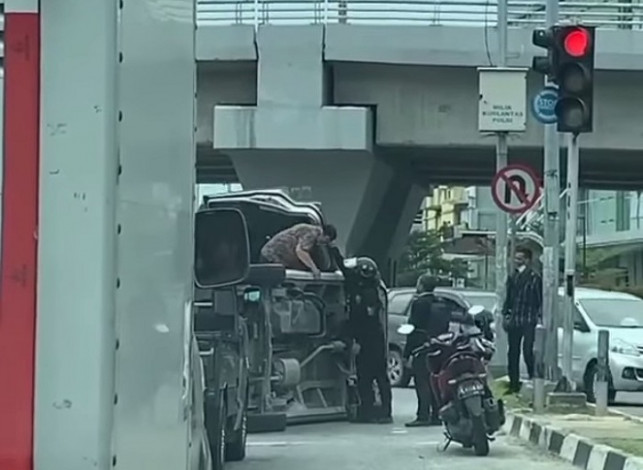 Pengemudi Mengantuk, Mobil Terbalik di Simpang Lampu Merah Living World Pekanbaru