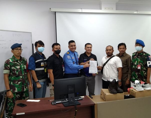 Petugas Bandara SSK II Pekanbaru Gagalkan Penyelundupan Sabu Dalam Sepatu