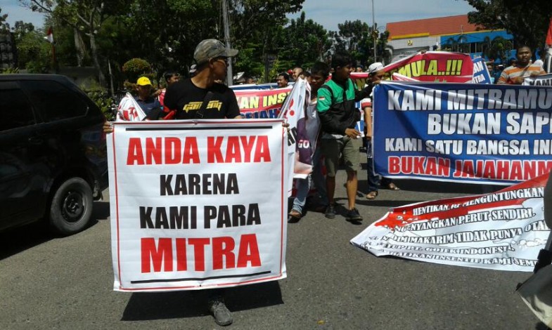 Ratusan Supir Taksi Online Berunjukrasa di Pekanbaru