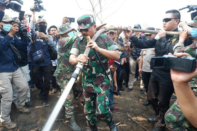 Usai Tinjau Karhutla, Panglima TNI dan Kapolri Warning Riau