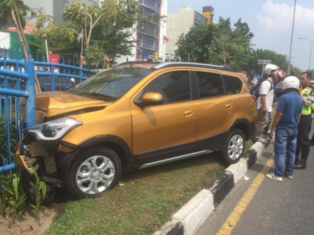 Hilang Kendali, Mobil Datsun Baru Tabrak Pagar Median Jalan Sudirman Pekanbaru