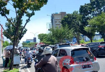 Kemacetan Kendaraan Mengular Akibat Full Penyekatan di Fly Over Nangka-Sudirman, Warga: Semakin Meresahkan