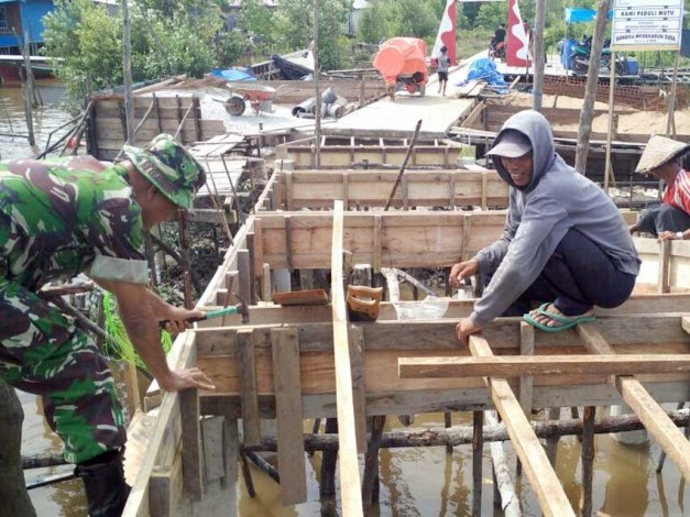 Babinsa Koramil 08/Mandah Goro Rehab jembatan Desa Belaras