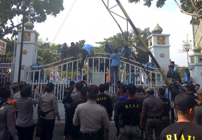Demonstrasi Ribuan Mahasiswa UR Diwarnai Aksi Pemukulan Oknum Satpol PP Riau