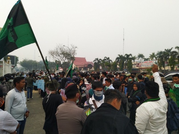 Demo Kabut Asap di Kantor Gubernur, Mahasiswa Sindir Tagline Riau Hijau