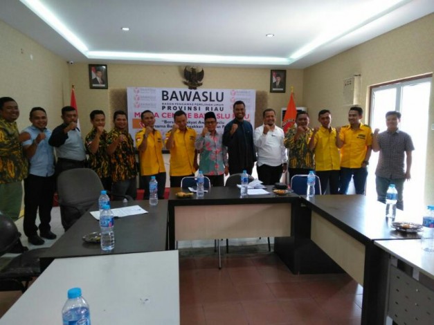 Bahas Polemik Kehadiran 5 ASN di Rakerda Golkar, AMPG Datangi Bawaslu Riau