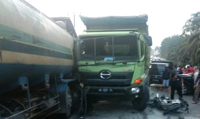Akibat Tabrakan Beruntun, Jalan Lintas Timur Km 53 Pelalawan Buka-Tutup