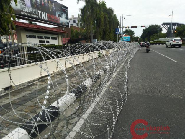 Jelang Aksi Unjuk Rasa, Mapolda Riau Dipasang Kawat Berduri