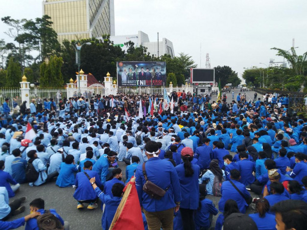 Ada Aksi Unjuk Rasa di Kantor Gubernur Riau, Jalan Sudirman Pekanbaru Ditutup