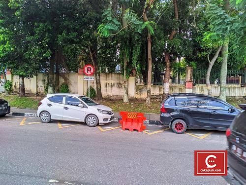 Puluhan Kendaraan masih Berjejer di Jalan Diponegoro, Bahkan di Bawah Rambu Larangan Parkir