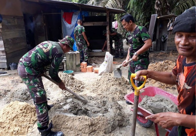 Babinsa Wujudkan Program Sejuta Jamban untuk Warga tak Mampu di Wilayah Koramil 10/Perawang