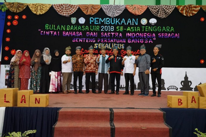 Meriah Bulan Bahasa UIR se-Asia Tenggara, FKIP Tampilkan Pakaian Adat Nusantara