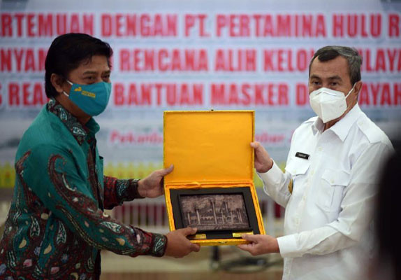 Direktur Pertamina Hulu Rokan Serahkan 200 Ribu Masker ke Gubri