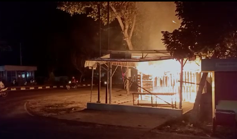 Diduga Korsleting Listrik, 2 Kedai di Jalan Tuanku Tambusai Terbakar
