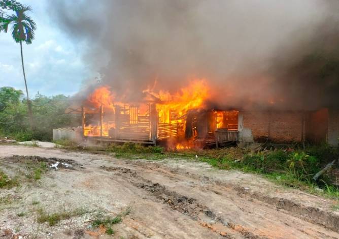 Tinggalkan Kompor Menyala, Enam Rumah Kontrakan di Pekanbaru Terbakar