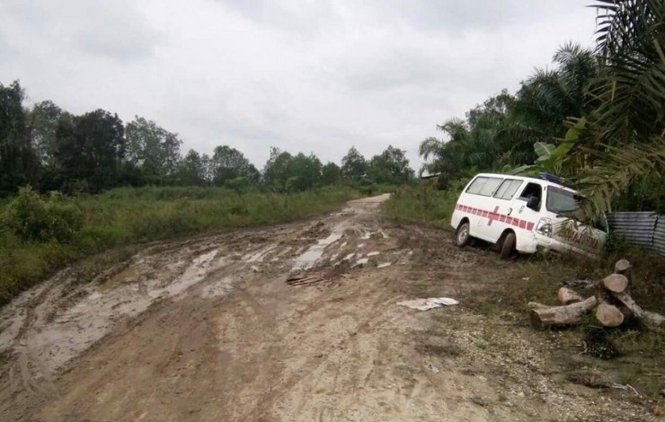 Terpuruk di Jalan Rusak, Pasien Meninggal di Dalam Ambulans
