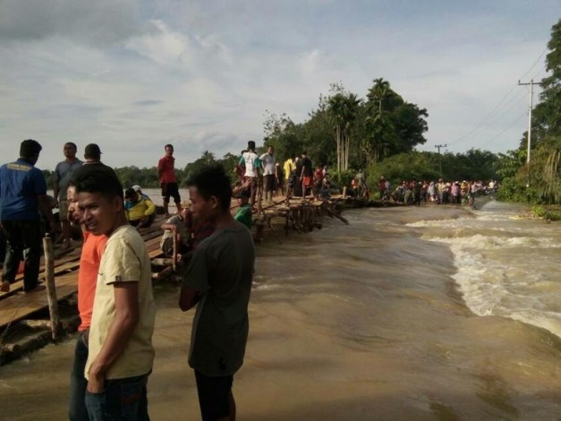 Jalan Putus Akibat Sungai Indragiri Meluap, Warga Bangun Jembatan Darurat