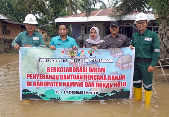 BOB PT BSP Pertamina Hulu - PT SPR Langgak Salurkan Bantuan untuk Warga Terdampak Banjir di Kampar dan Rohul