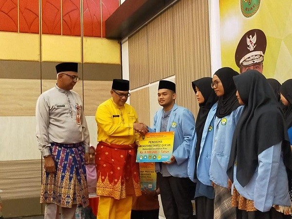 2.927 Mahasiswa Terima Beasiswa Pemprov Riau - Cakaplah - Berpikir Berbuat Bercakap