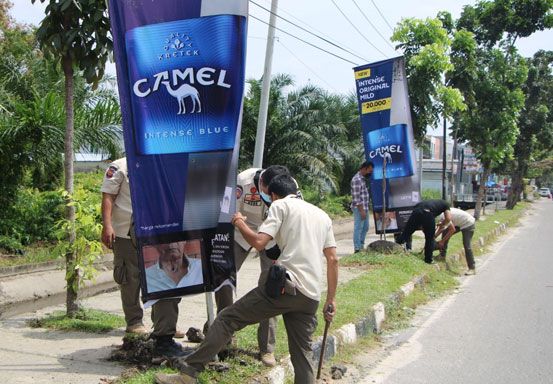 Iklan Rokok dan PKL Dilarang di Jalur Hijau, Satpol PP Pekanbaru Lakukan Penertiban
