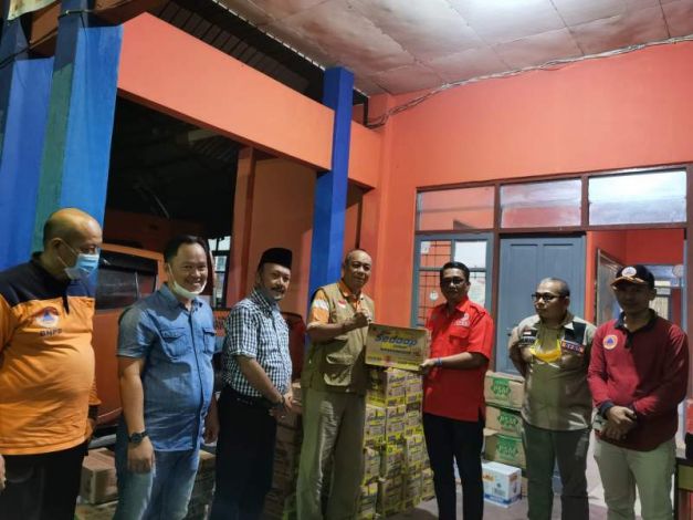 BPBD Riau Salurkan Bantuan ke Suku Laut, Korban Bencana Gelombang Pasang Inhil