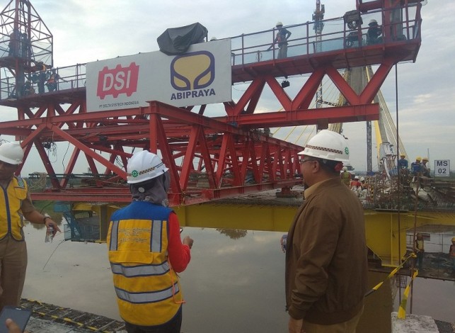 Masyarakat Saksikan Pemasangan MS Satu Jembatan Siak IV Pekanbaru