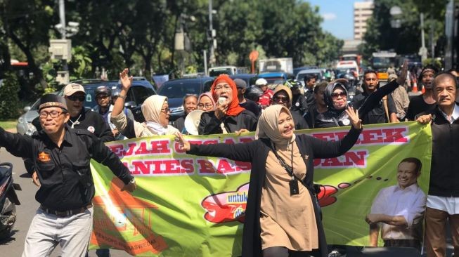 Demo Massa Pro dan Kontra Anies di Balai Kota Memanas, Saling Tunjuk